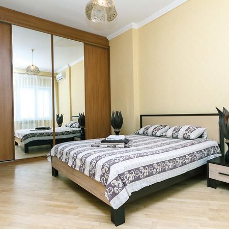 Apartment On Khreshchatyk Киев Екстериор снимка