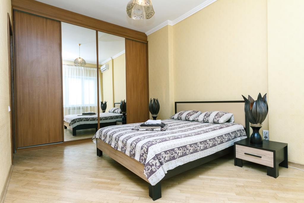 Apartment On Khreshchatyk Киев Екстериор снимка