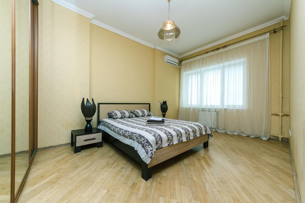 Apartment On Khreshchatyk Киев Екстериор снимка